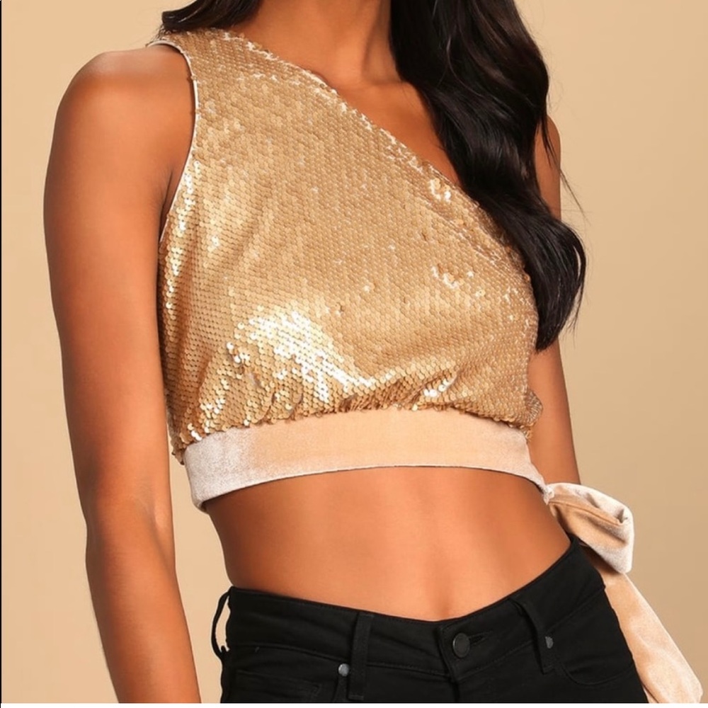 ❄️Lulu’s Gold One Shoulder Sequin Top Runs Big more like a Medium-St Patty's